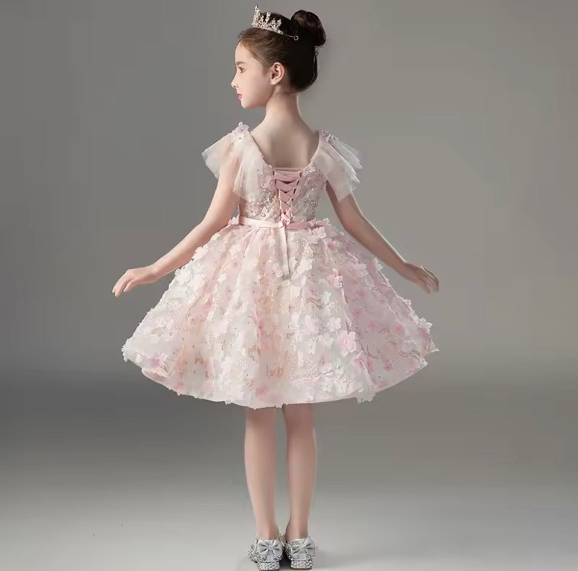 Vestido elegante con detalles de flora en 3D bordado con brillo perlas y pedrería
