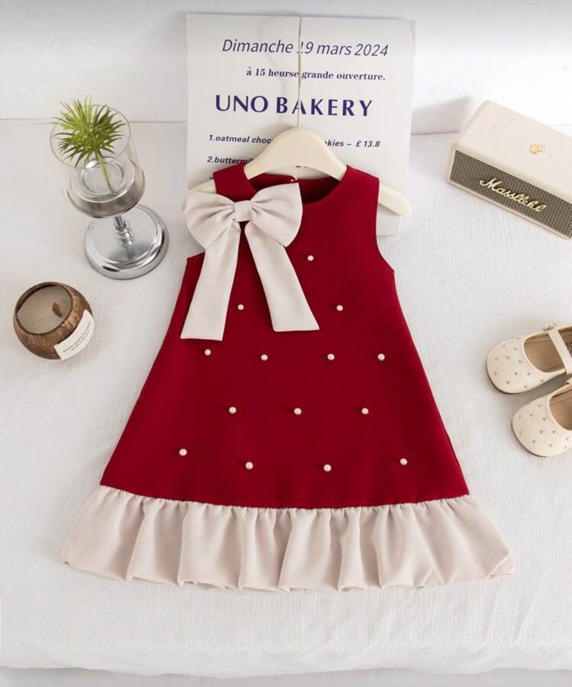 Vestido rojo con detalle en beige , perlas y moño en el cuello