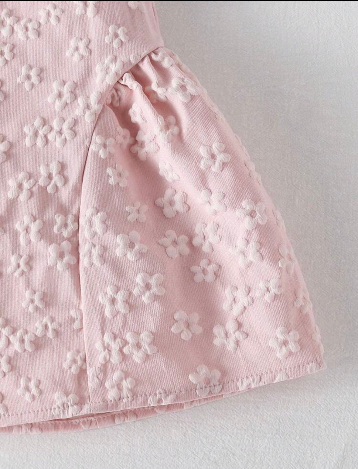 Vestido casual rosa con detalle vintage en el cuello y relieve con forma de flores