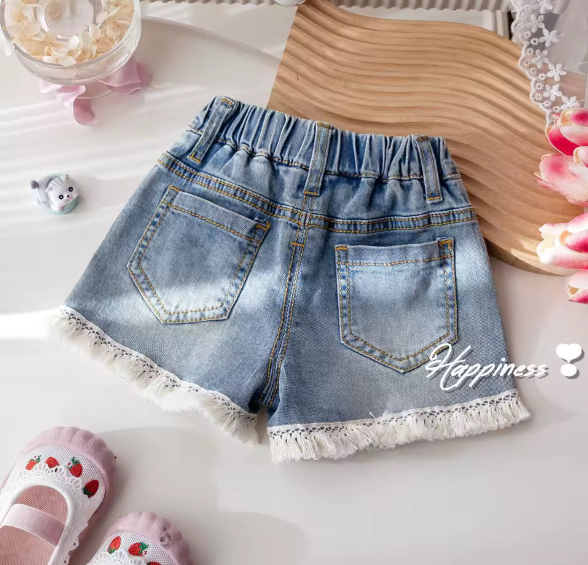Short de jeans detalles de moñitos y flecos