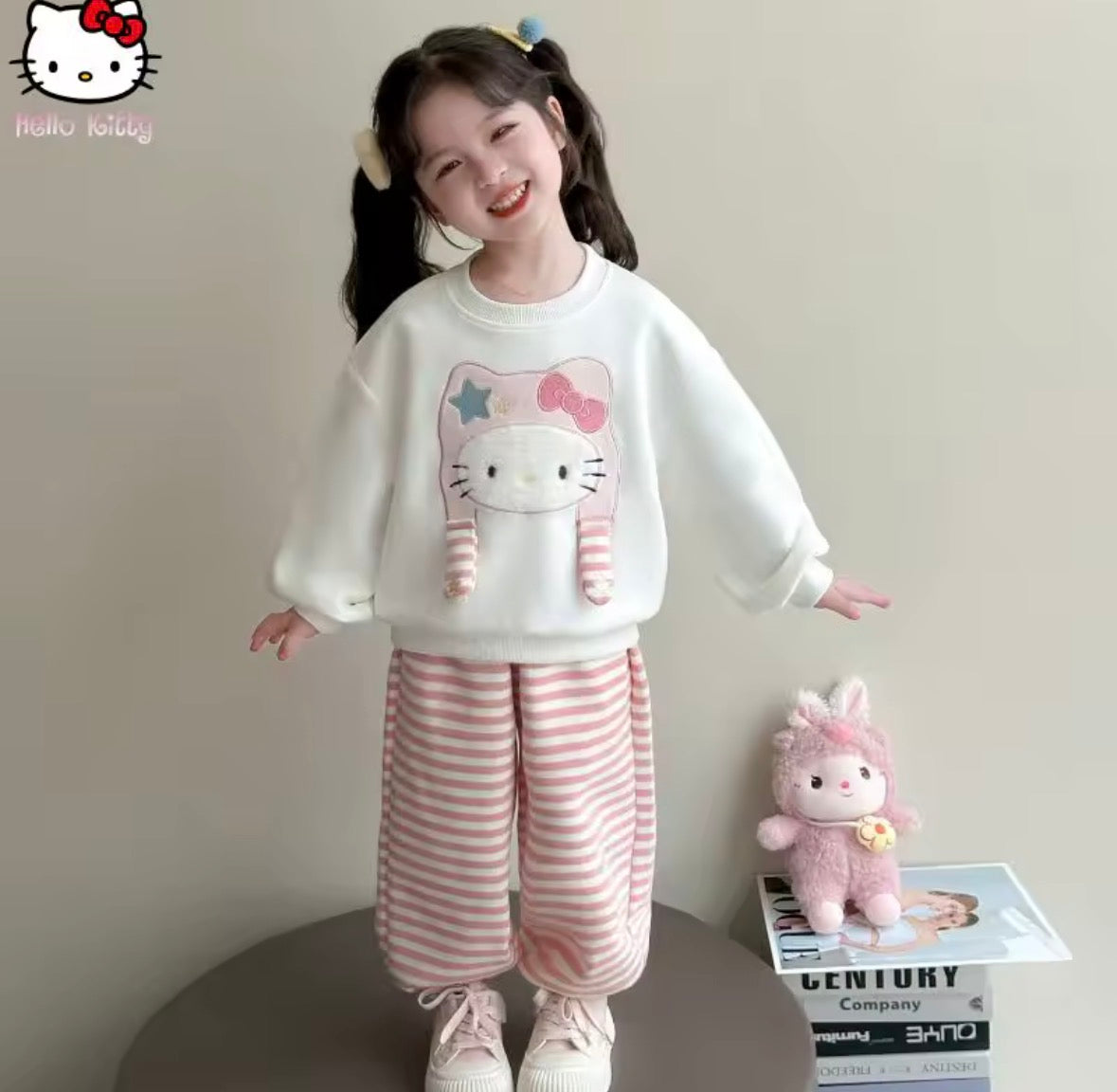 Conjunto pantalón jogger a rayas con abrigo detalle de hello Kitty