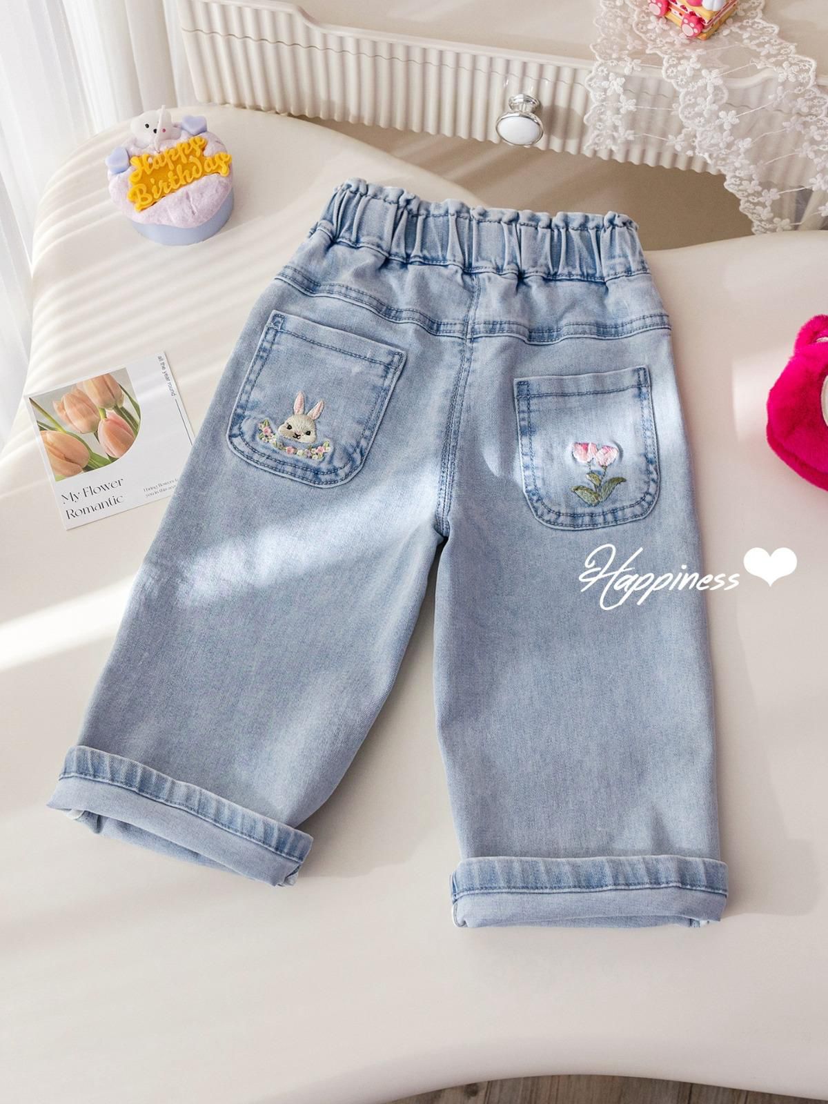 Pantalón de jeans, con bordado en el bolsillo de conejo y flores