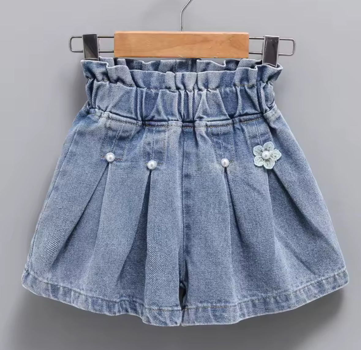 Short de jeans tableado con perlas y flores