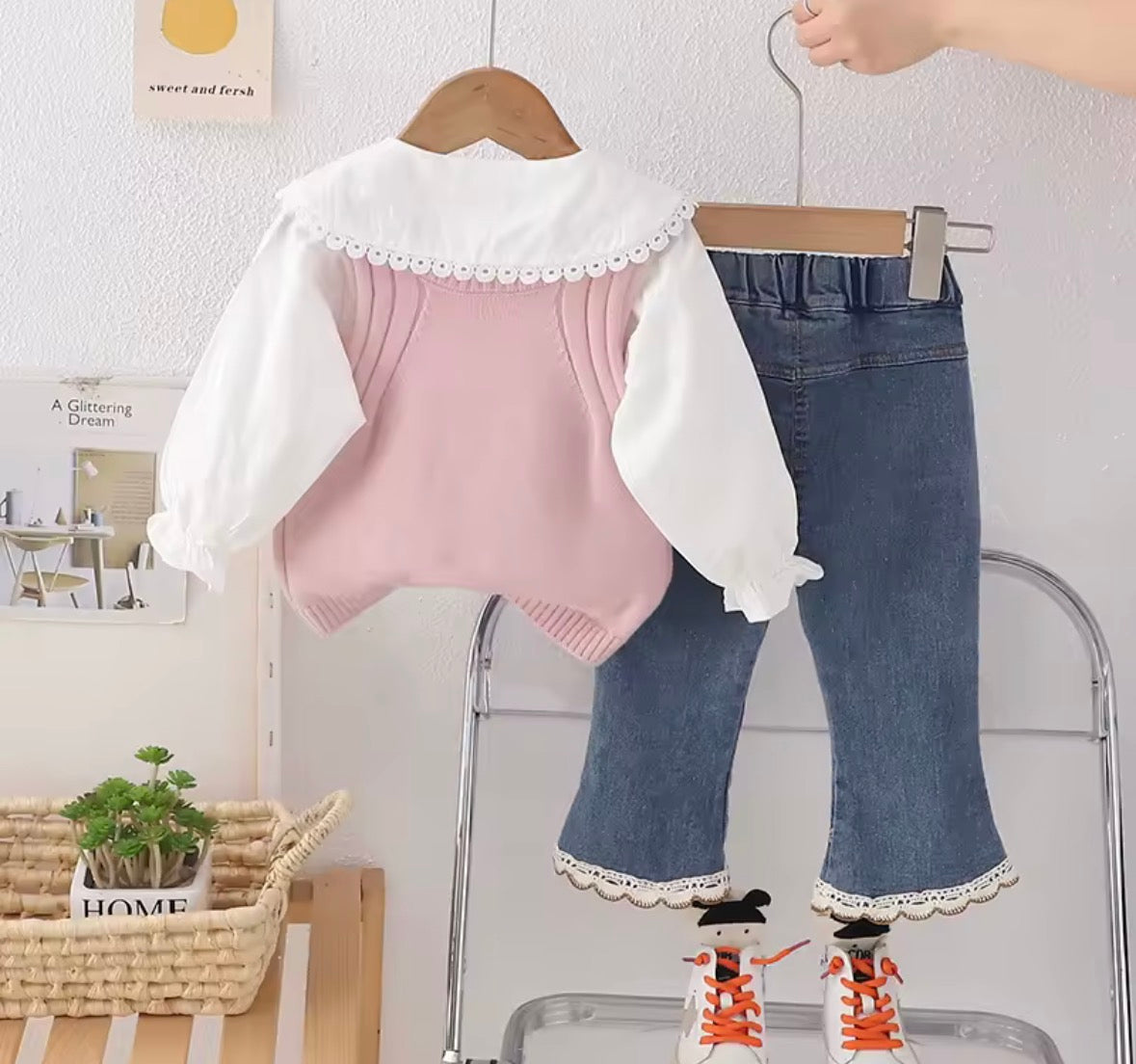 Conjunto de 3 piezas , pantalón de jeans, camisa y chaleco de hilo rosa con detalle de conejito