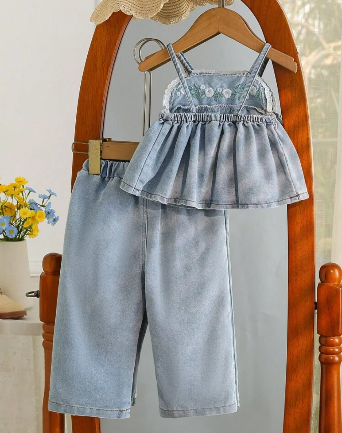 Conjunto pantalón con bolsillos y blusa de jeans