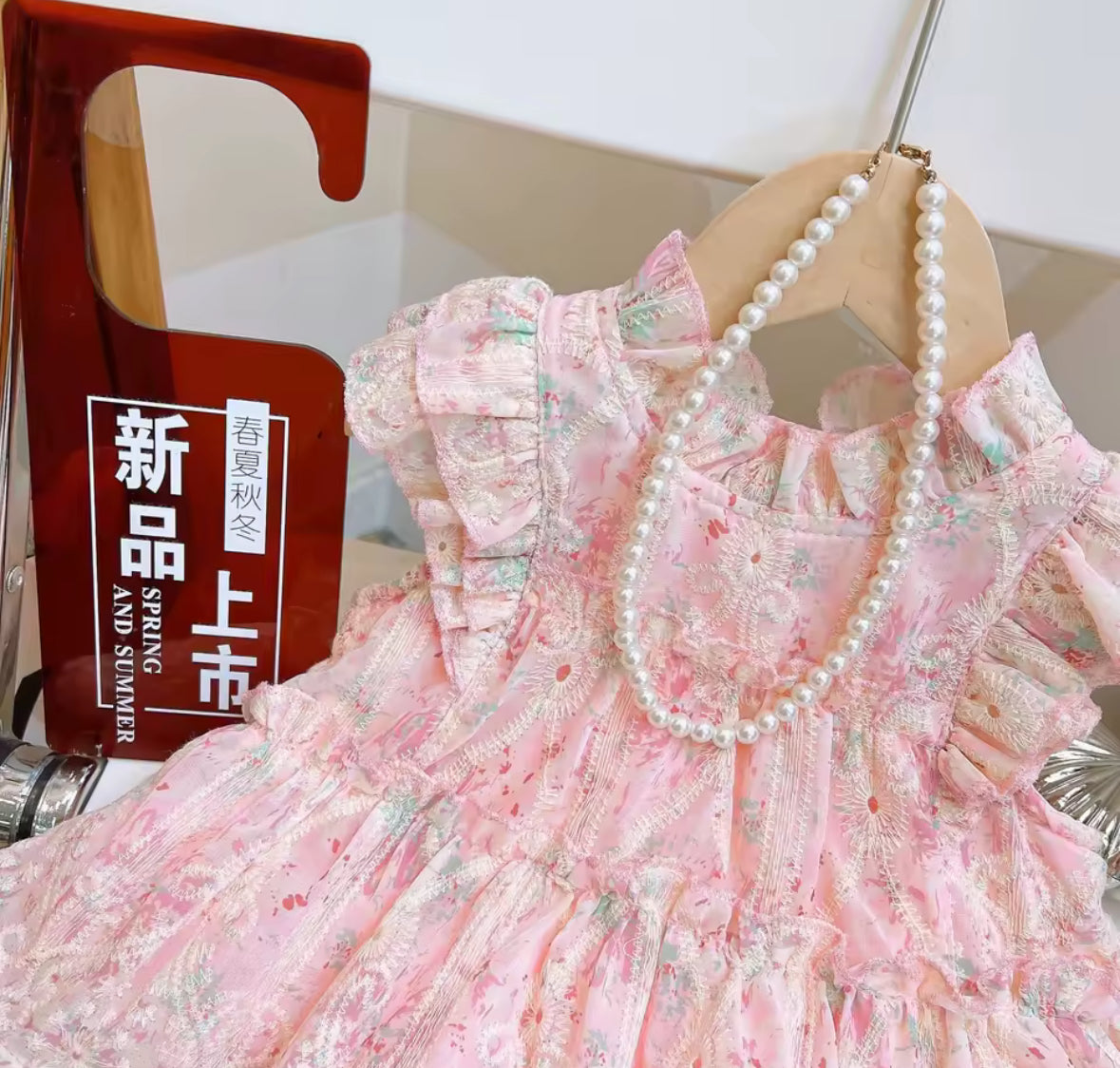 Conjunto short con blusa rosa , detalle de estampado floras y bordado