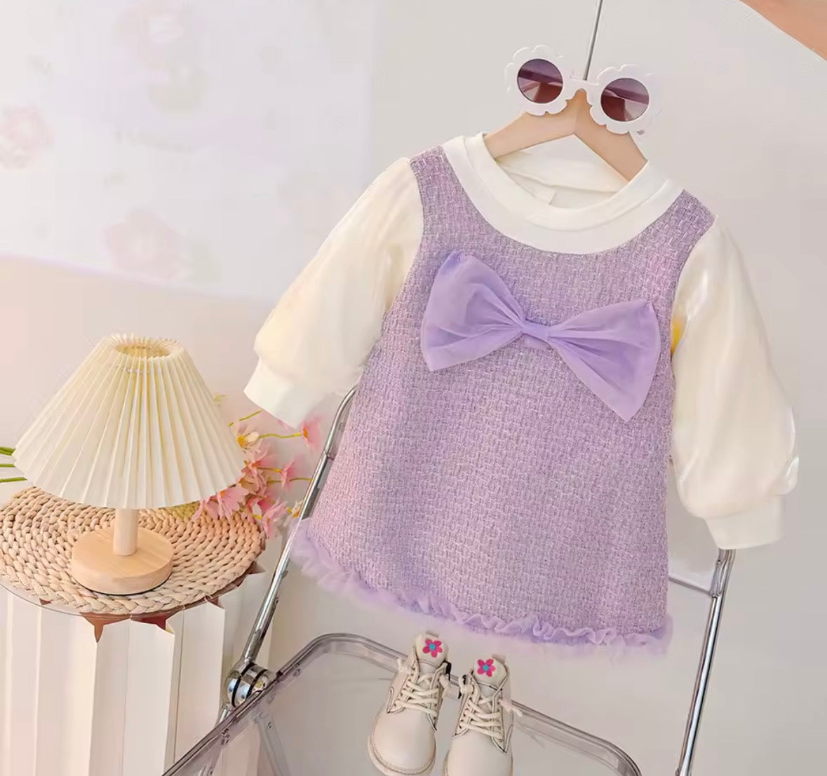 Conjunto de vestido lila con detalles de brillo sutil y moño con mangas largas mangas abullonado