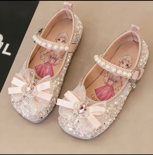 Zapato rosa con detalles de brillo estrellas y perlas