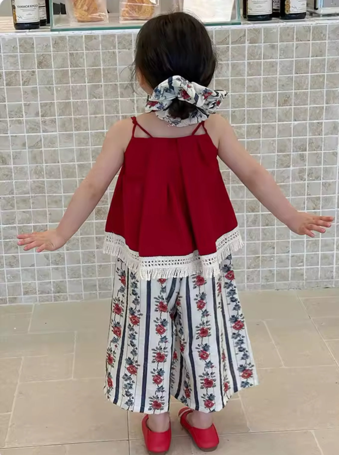 Conjunto palazo con blusa rosa y goma para sujetar el cabello