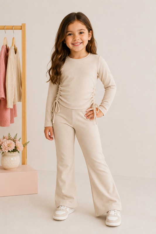 Conjunto pantalón Oxford y mangas largas  detalle de fruncido en los costados color beige  tela algodón elastizada