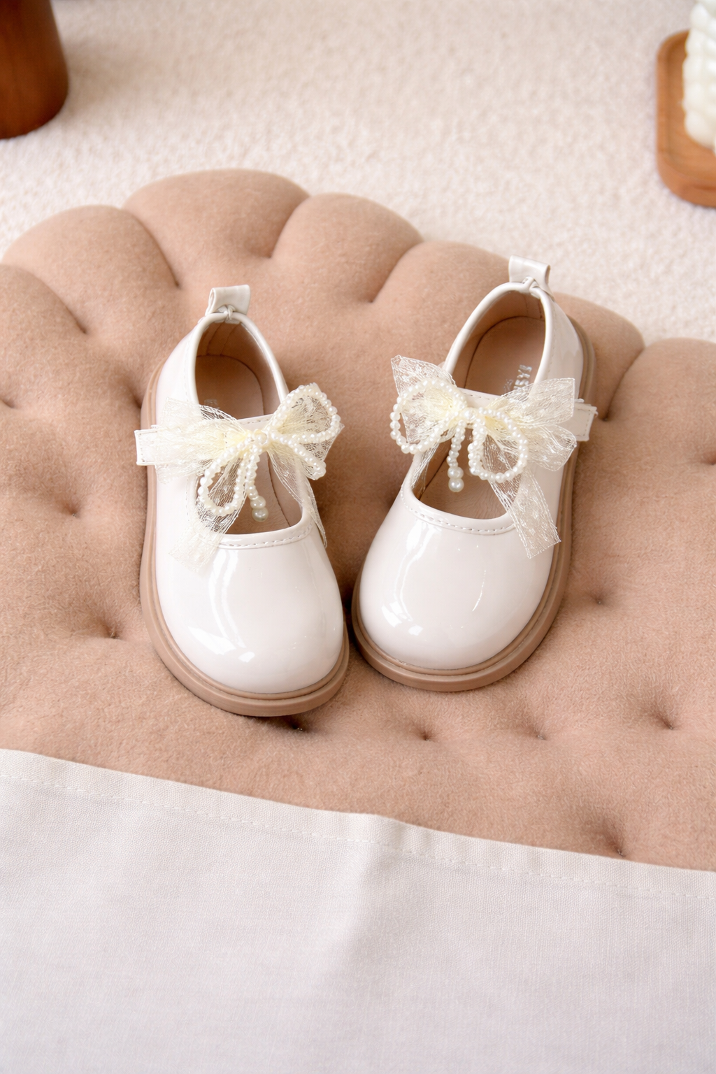 Zapato beige charolado con detalle de moño con perlas