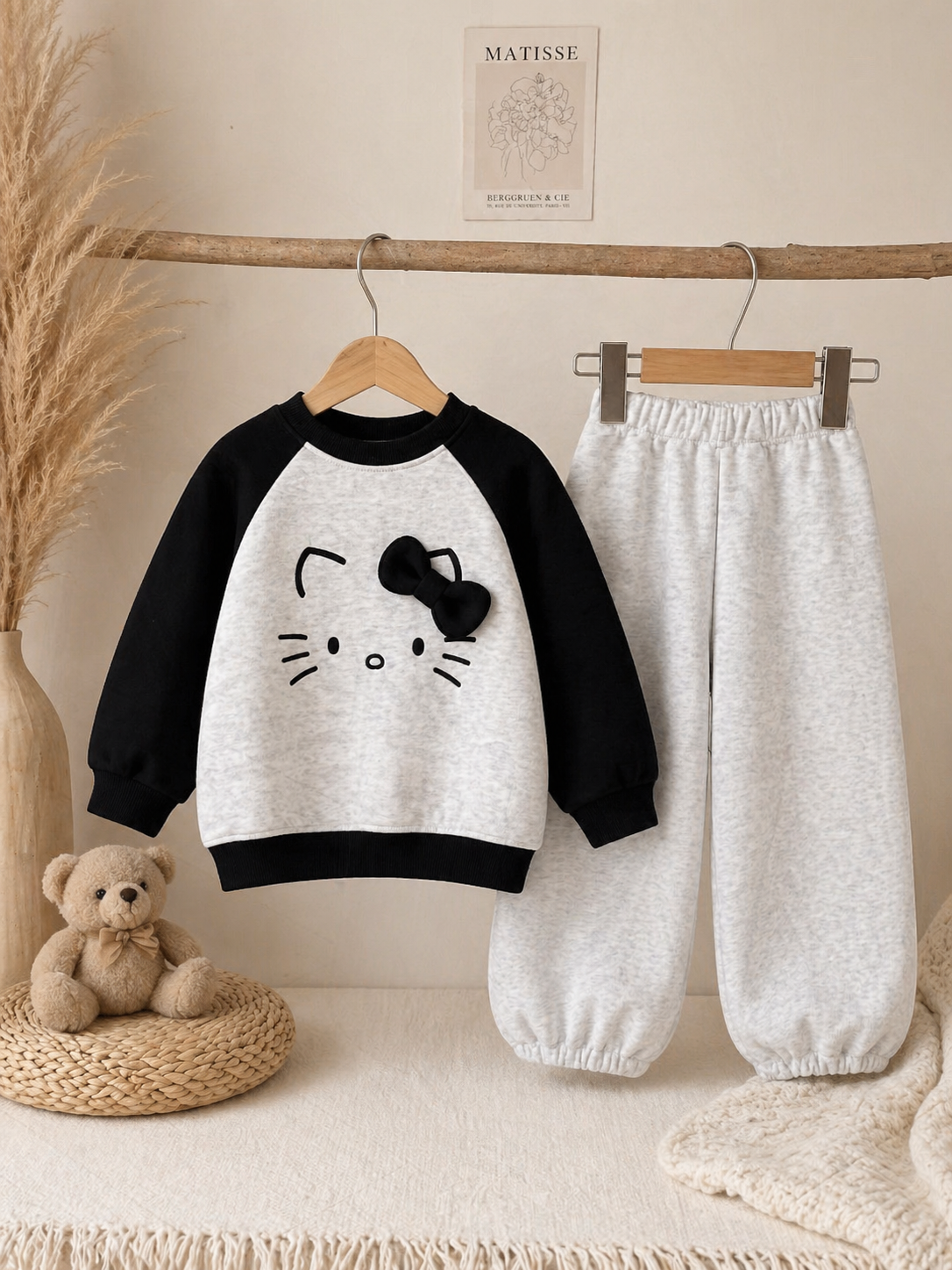 Conjunto pantalón jogger gris con abrigo gris con negro detalle de hello Kitty