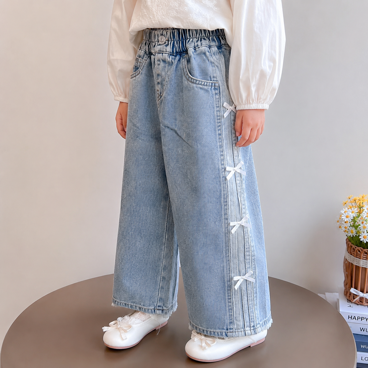 Pantalón de jeans con detalles de moños en los costados