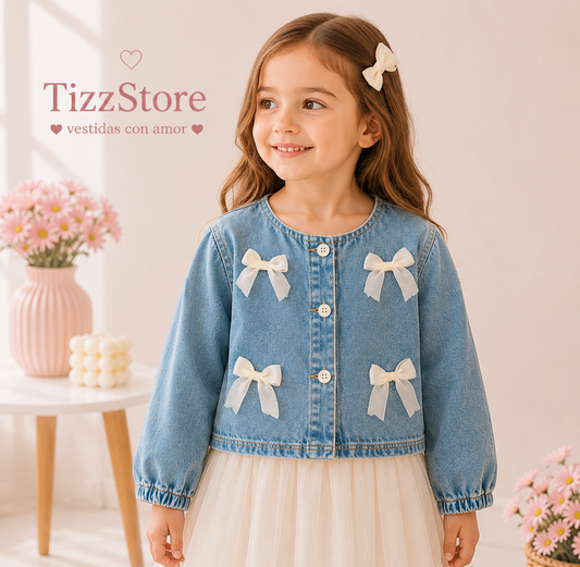 Campera de jeans azul con detalle de moños beige y manga agomada en la muñeca