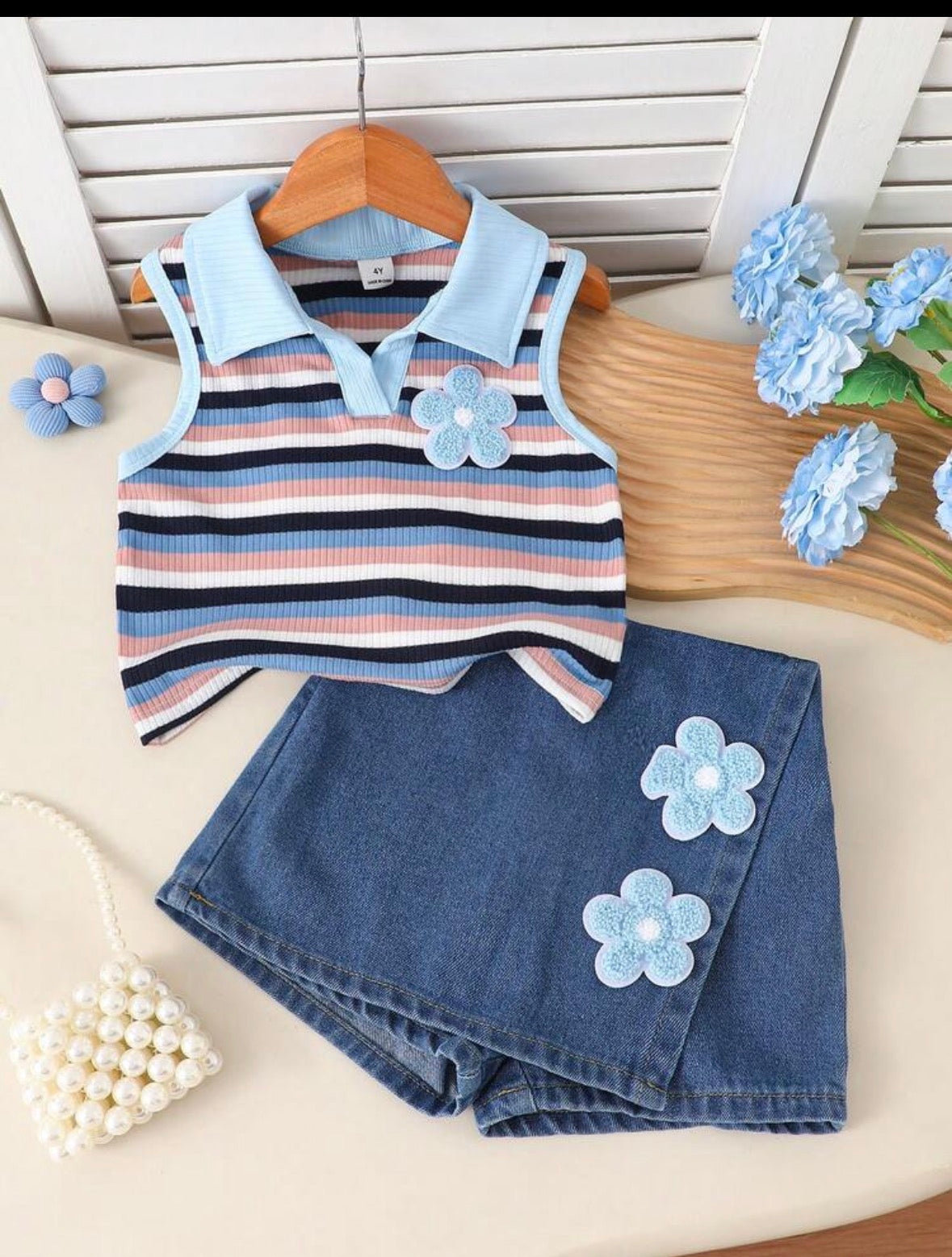 Conjunto short pollera de jeans con blusa sin manga a rayas con detalles de flores