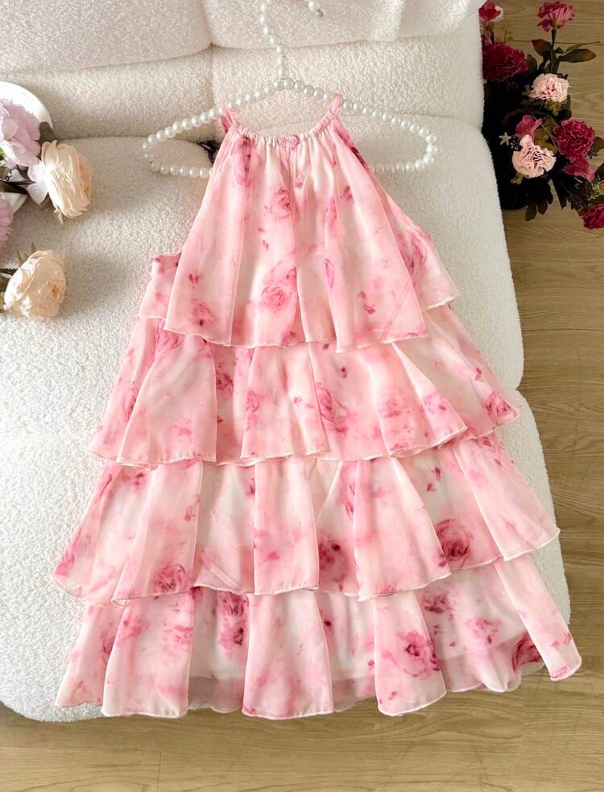 Vestido casual suelto en capas con detalles de estampado floral en rosa